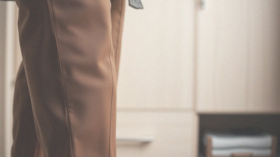 Jak brązowe spodnie męskie komponują się z eleganckimi koszulami?