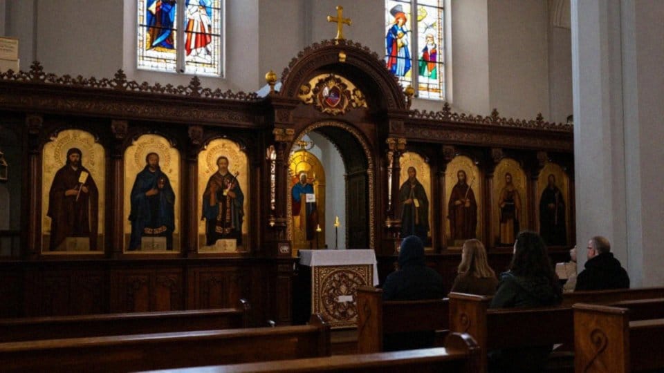 Kto niesie urnę w innych tradycjach religijnych?