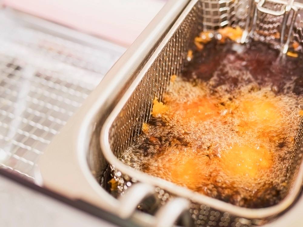 Frytura do recyklingu: jak efektywnie zagospodarować zużyty tłuszcz w gastronomii?