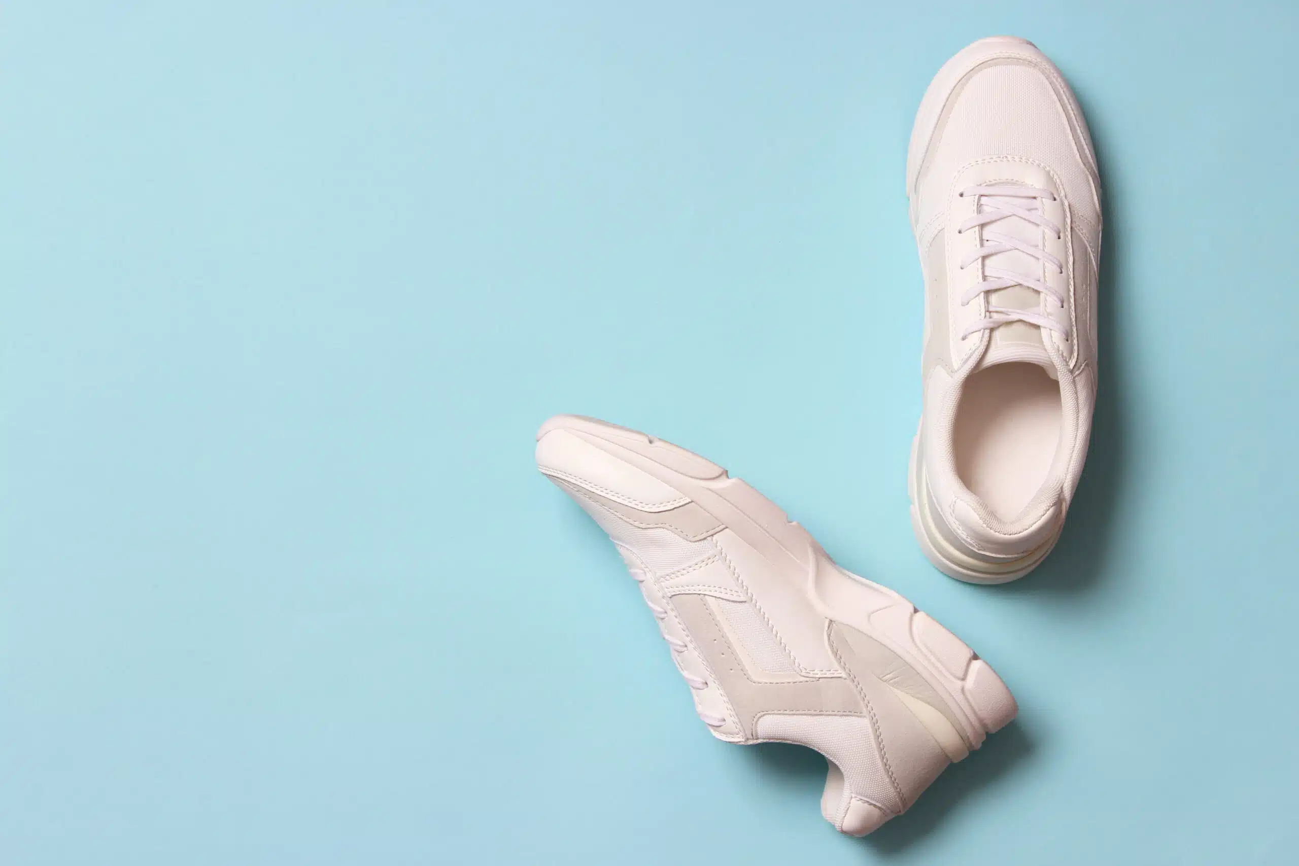 Sneakersy damskie: najnowsze trendy i klasyki, które warto mieć