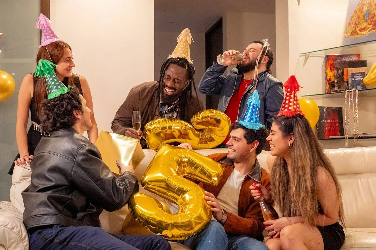 Impreza niespodzianka – jak ją zorganizować i jakie dekoracje zaskoczą solenizanta?